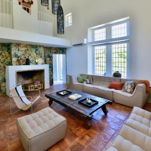 Posezení v ubytování Le Clos Saint-Sif, 4 BR, air conditioning, pool