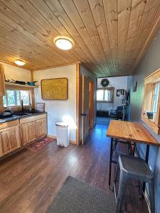 Η κουζίνα ή μικρή κουζίνα στο Hillside Aurora Cabin