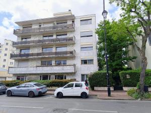 due auto parcheggiate di fronte a un edificio di La Précieuse, RER A Proche Paris a Saint-Maur-des-Fossés