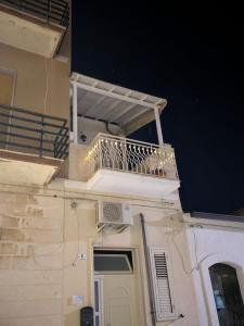 アヴォラにあるLIBECCIO HOUSE-Relax e Stile a Due Passi dal Mareの白いバルコニー +21枚の写真