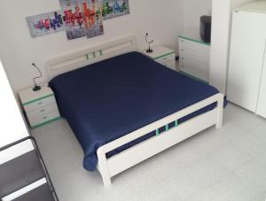 マリーナ・ディ・ラグーザにあるCasa Marina di Ragusa da Marioのベッドルーム1室(青い掛け布団付きのベッド1台付)