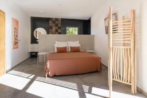 Un dormitorio con una cama y una escalera dentro. en La colle aux sources, en Esparron-de-Verdon