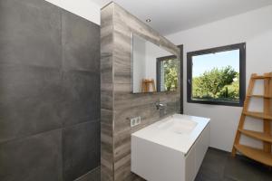 un baño con lavabo y espejo en La colle aux sources, en Esparron-de-Verdon 9 fotos más