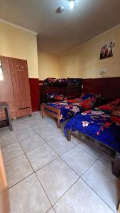 a room with two beds in a room at Hospedaje Artigas in Corrientes
