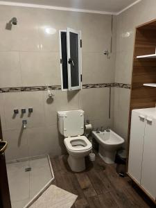 ein Badezimmer mit Toilette und Waschbecken in der Unterkunft Club de Campo Santa Apolonia en Salta- Cerrillos in Cerrillos