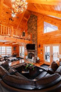 Χώρος καθιστικού στο Sleeps 16 Luxury Cabin with Game Room & Hot Tub