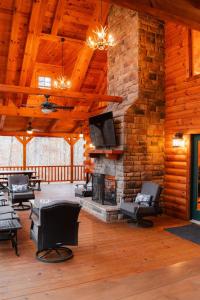 Χώρος καθιστικού στο Sleeps 16 Luxury Cabin with Game Room & Hot Tub