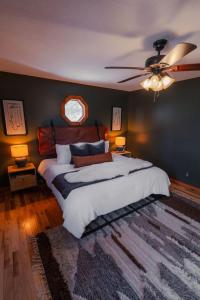 Un dormitorio con una cama grande y un ventilador de techo. en COZY Cabin with Hot Tub - Near all in Hocking Hills, en Logan 81 fotos más