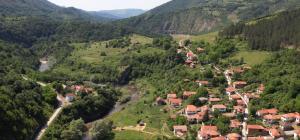 Vila Stara في Pakleštica: منظر جوي لقرية في الجبال +صورتان