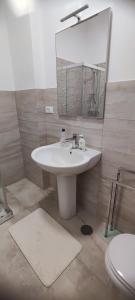 Bilik mandi di La casa di Chiara