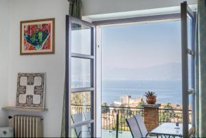a room with a view of the ocean from a balcony at Villa Maria Lake View,7 minuti a piedi dal centro, parcheggio privato in Torri del Benaco