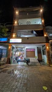 un negozio di fronte a un edificio di notte di A P GRAND HOTEl a Kānpur