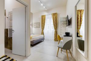 un salon avec un lit et un canapé dans l'établissement SCIPIONI 40 GUESTHOUSE, à Rome
