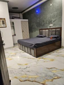 una camera da letto con un letto al centro della stanza di A P GRAND HOTEl a Kānpur
