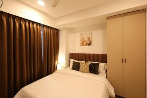 Una cama o camas en una habitación de AirNest Pune 5min Walk Airport