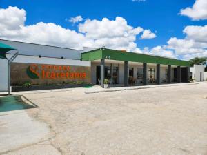 LajesにあるPousada Itaretamaの側面に看板がある建物