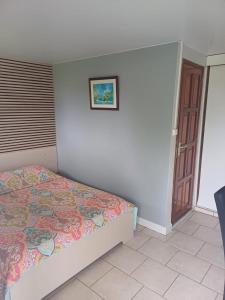 Una cama o camas en una habitación de Airport Hotel
