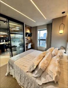 Ένα ή περισσότερα κρεβάτια σε δωμάτιο στο Stay Royal Luxury Sofá Retrátil e Divisória Smart