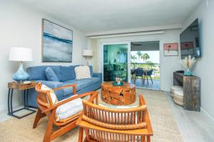 Μια τηλεόραση ή/και κέντρο ψυχαγωγίας στο Sanibel Inn 513 Gulf View Condo