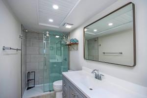Ένα μπάνιο στο Sanibel Inn 513 Gulf View Condo +21 φωτογραφίες