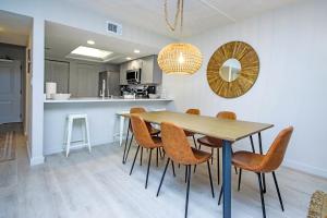 Η κουζίνα ή μικρή κουζίνα στο Sanibel Inn 513 Gulf View Condo