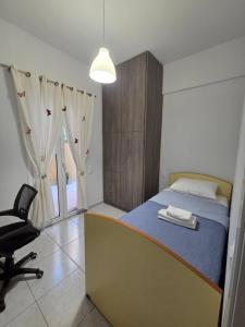 Ένα ή περισσότερα κρεβάτια σε δωμάτιο στο Τριάρι διαμέρισμα στο ισογειο