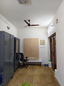 ein Büro mit einem Schreibtisch und einem Deckenventilator in der Unterkunft Garden Home stay Service apartment in Jāmb