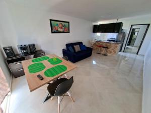 Kuchyň nebo kuchyňský kout v ubytování Espacio Moderno con Vista y Piscina Privada