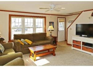 Una televisión o centro de entretenimiento en Oceanside, Ship Bottom, Large Yard, Beach Badges, Deck, Wifi, Only 4Th From The Beach! Only 4Th From The Beach! Ocean Single Family In Ship Bottom,