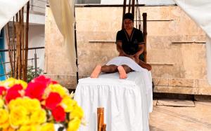 mężczyzna siedzący na stole w obiekcie TAMA Hotel Santa Marta w mieście Santa Marta +38 zdjęć