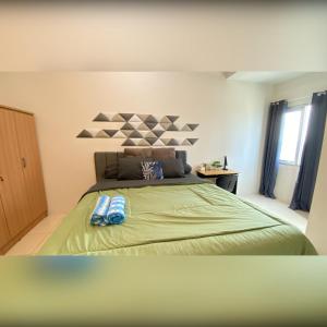 Кровать или кровати в номере Pavilion Permata - Ballroom Golden City - Apartemen Service New 2025 - Near Lagoon Avenue Mall Sungkono
