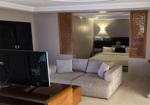 TV a/nebo společenská místnost v ubytování Villa Palmia piscine privée palmeraie Marrakech