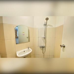 Ванная комната в Pavilion Permata - Ballroom Golden City - Apartemen Service New 2025 - Near Lagoon Avenue Mall Sungkono