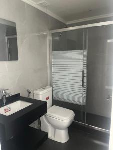 un bagno con un water bianco e un lavandino di Terminal K Bhamdoun Hotel a Aley