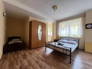 Llit o llits en una habitació de Dom nad Wisłą - pobyty rodzinne, grupowe, terapie