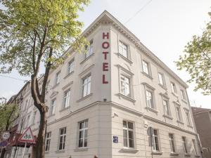 um edifício branco com uma placa de hotel em Theater Hotel Belgrade em Belgrado