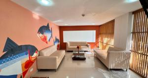 salon z 2 kanapami i ekranem w obiekcie TAMA Hotel Santa Marta w mieście Santa Marta