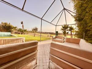 uitzicht vanaf het balkon van een resort met bankjes bij Chanel in Marrakesh