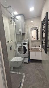 Et badeværelse på Vivid Sea and City Luxury Studio 2 plus 2