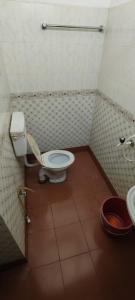 瓦尔卡拉VALLABHAN INTERNATIONAL resort的带马桶和水槽的小浴室