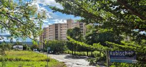 un bâtiment au milieu d'une rue arborée dans l'établissement TERMAS & PRAiAS, à Caldas Novas