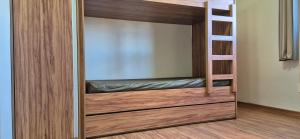 Cette chambre comprend un lit superposé avec un miroir. dans l'établissement TERMAS & PRAiAS, à Caldas Novas 35 autres photos