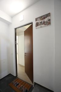 Casa BEA 1 في كاستوني ديلا بريسولانا: ممر فيه باب بني وسجادة