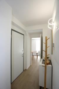 Casa BEA 1 في كاستوني ديلا بريسولانا: ممر مع باب أبيض وغرفة طعام