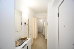 Casa BEA 1 في كاستوني ديلا بريسولانا: حمام أبيض مع حوض ومرحاض