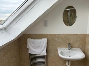 Ένα μπάνιο στο Converted Victorian Apartment 3 Superior King size Rooms +49 φωτογραφίες