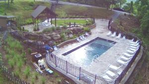 Bazén v ubytování Enjoy Peace and Serenity 2BR Cabin with Hot Tub, Games & Mountain Views in Cobbly Knob Family & Pet Friendly nebo v jeho okolí