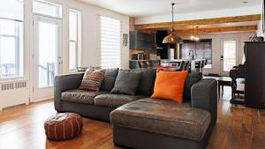 un salon avec un canapé et une cuisine dans l'établissement Downtown Heritage House and Free Parking, à Joliette