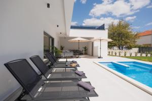 Πισίνα στο ή κοντά στο Villa Basini 5km from the centre of Split,Heated pool