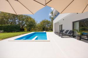 Πισίνα στο ή κοντά στο Villa Basini 5km from the centre of Split,Heated pool